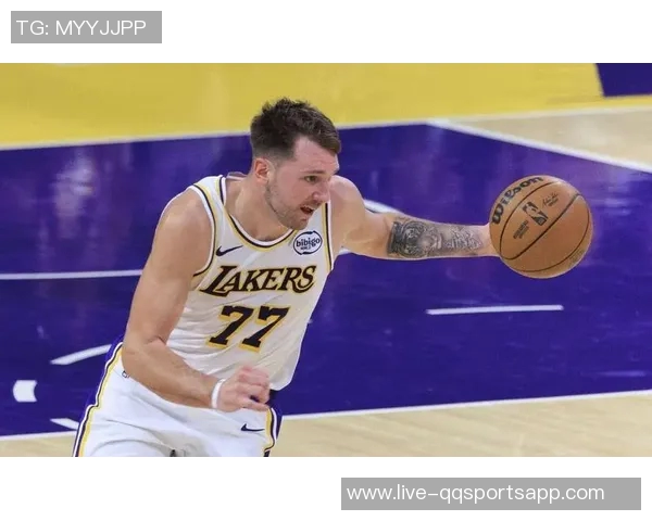 东契奇与里夫斯现场观战布朗尼G联盟比赛展现篮球热情与友谊