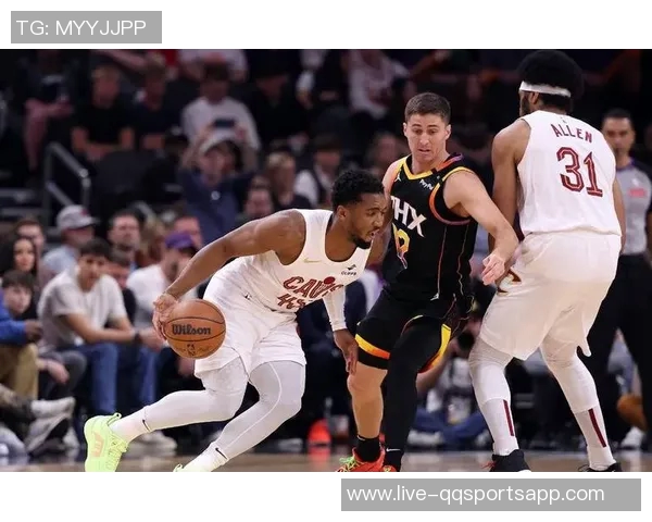 米切尔半场表现稳定15分钟内高效砍下14分2板助力球队进攻